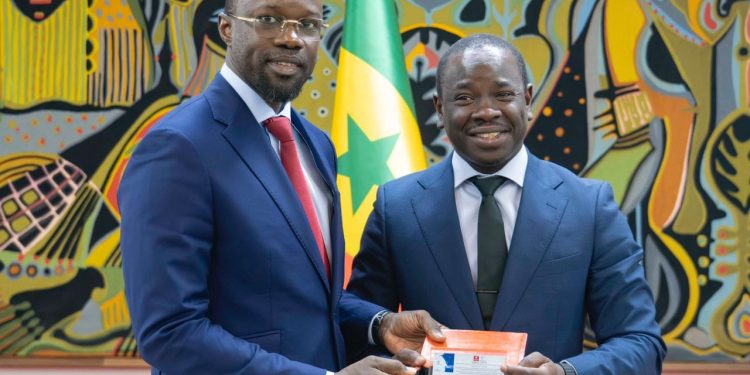Ousmane Sonko : «J’ai reçu un échantillon de la première extraction de pétrole du champ de Sangomar»