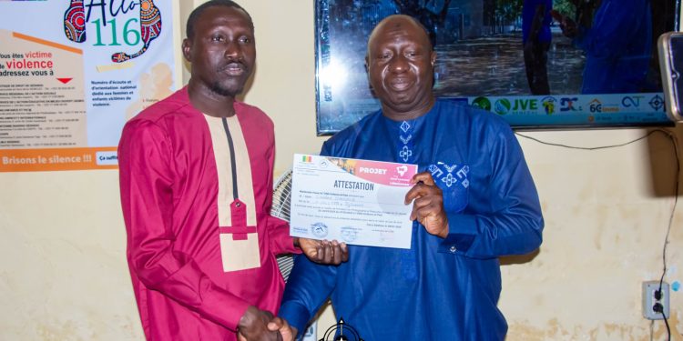 Remise d’attestations de formation en photographie à Sédhiou