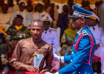 Prix de l&rsquo;Engagement citoyen décerné à Amadou Lèye Konté par le Gouverneur de Sédhiou