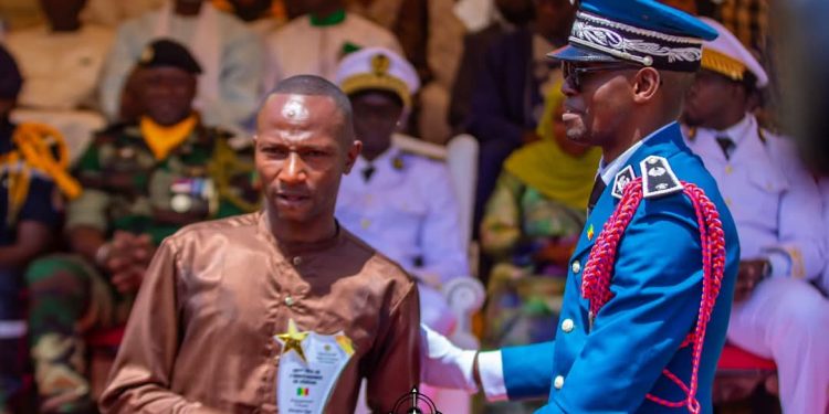 Prix de l’Engagement citoyen décerné à Amadou Lèye Konté par le Gouverneur de Sédhiou