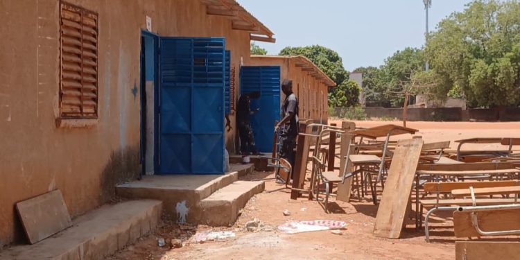 Sédhiou : Les élèves du lycée Ibou Diallo prennent en main la réhabilitation de leurs classes