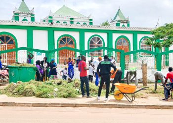 Sédhiou : Le Conseil Communal de la Jeunesse organise une journée de nettoiement citoyen à la Grande Mosquée