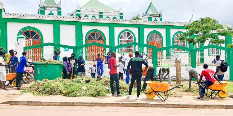 Sédhiou : Le Conseil Communal de la Jeunesse organise une journée de nettoiement citoyen à la Grande Mosquée