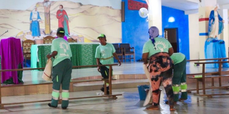 Mobilisation citoyenne à Sédhiou : les jeunes unis pour nettoyer la paroisse Saint Jean d’Évangéliste